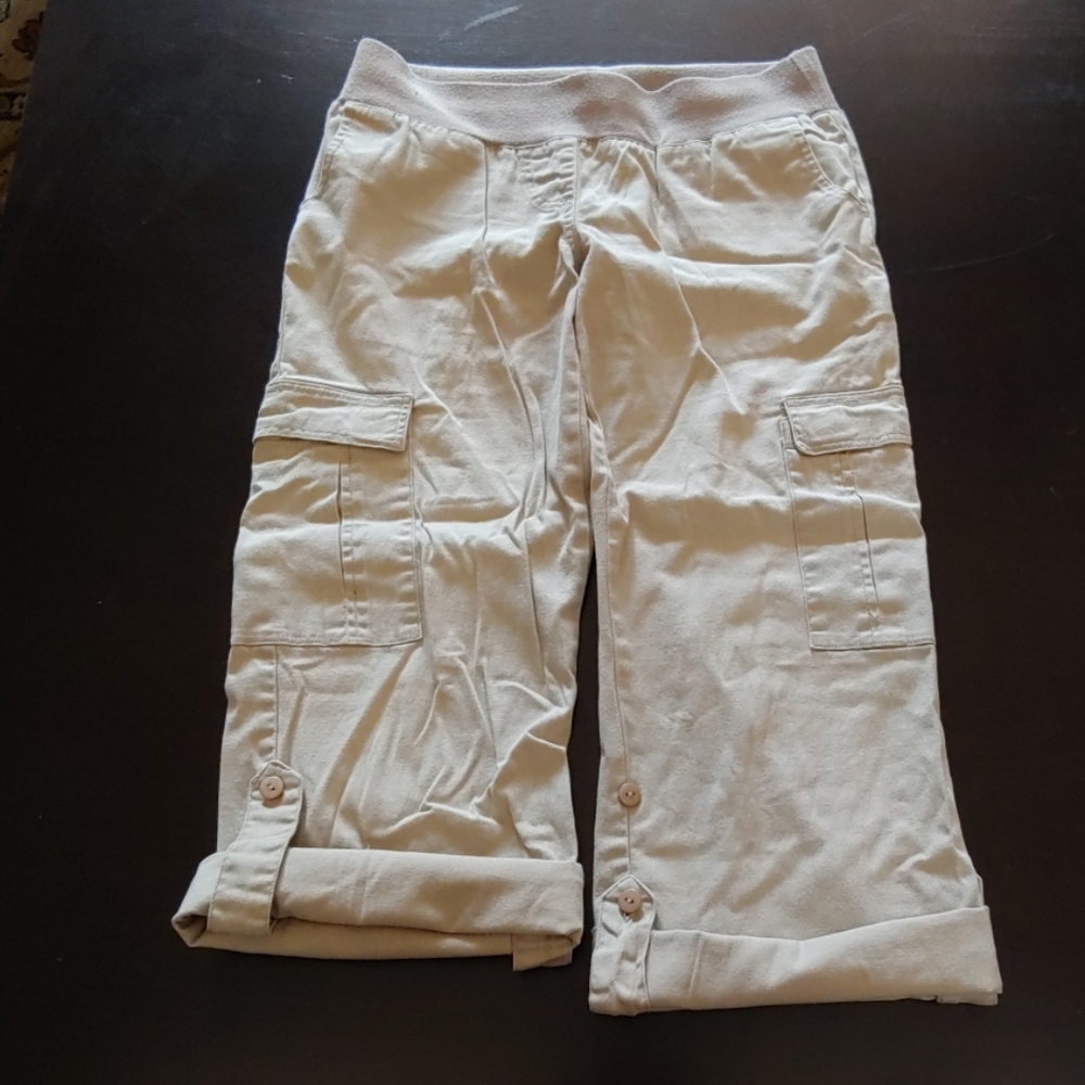 2/$20⚡Blooming Rose Maternity Cargo Capris (M) - Picture 4 of 6